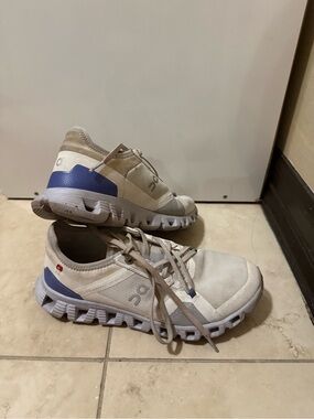 On Cloud Running Shoes in Light Beige with Blue Accent good condition